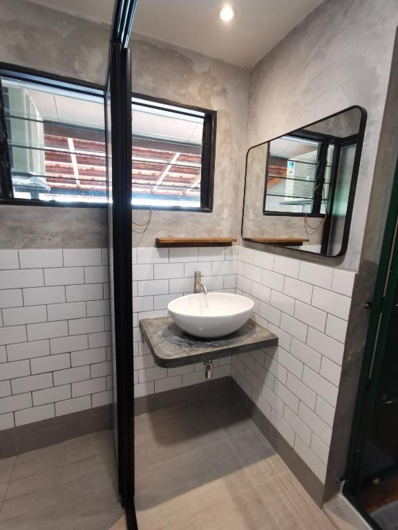 GENIEHOME No10 CLASSIC HOME 5BR6B free Wifi at SS2 PJ photo