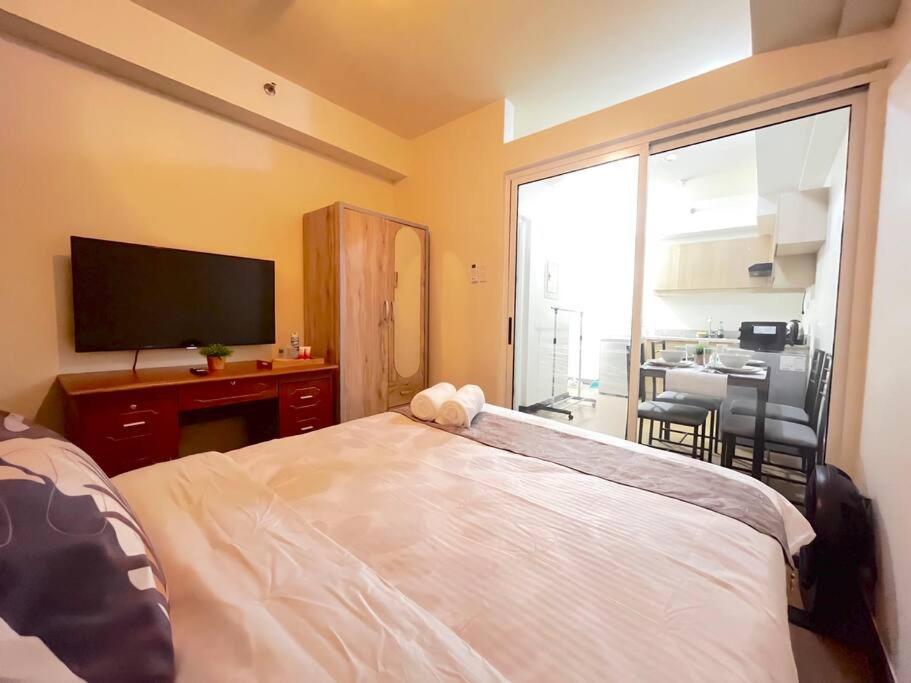 Best Location and Spacious 1BR w/ WI-FI at Brixton Place, Pasig photo