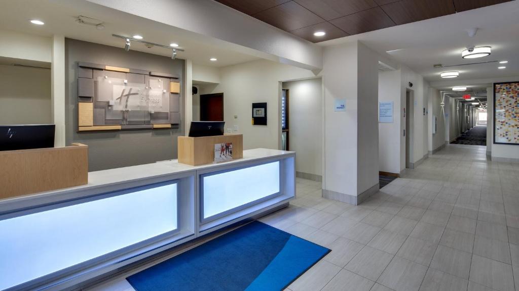 ホリデイ イン エクスプレス ＆ スイーツ デトロイト ファーミントン ヒルズ バイ IHG (Holiday Inn Express & Suites Detroit - Farmington Hills By IHG) 外観