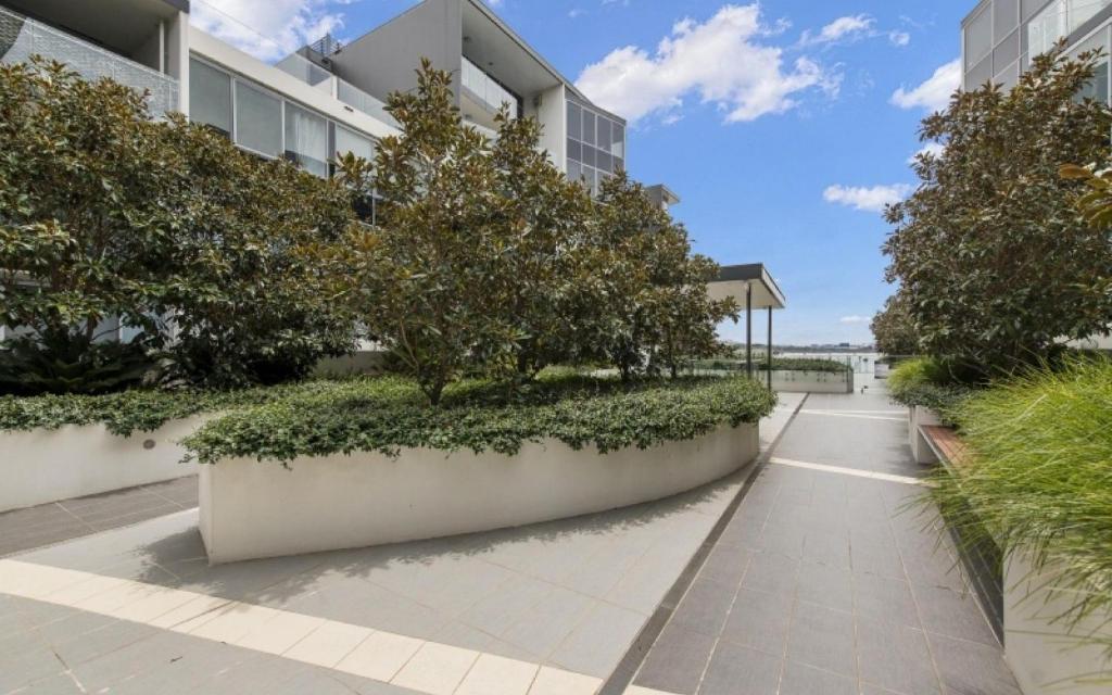 Accommodate Canberra - Lakefront photo