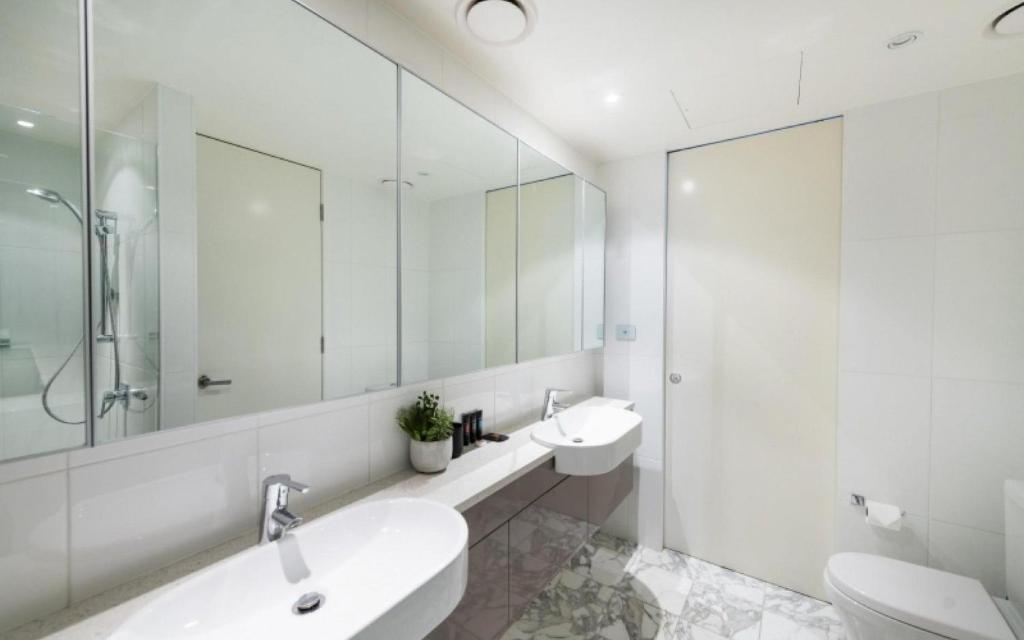 Accommodate Canberra - Lakefront photo