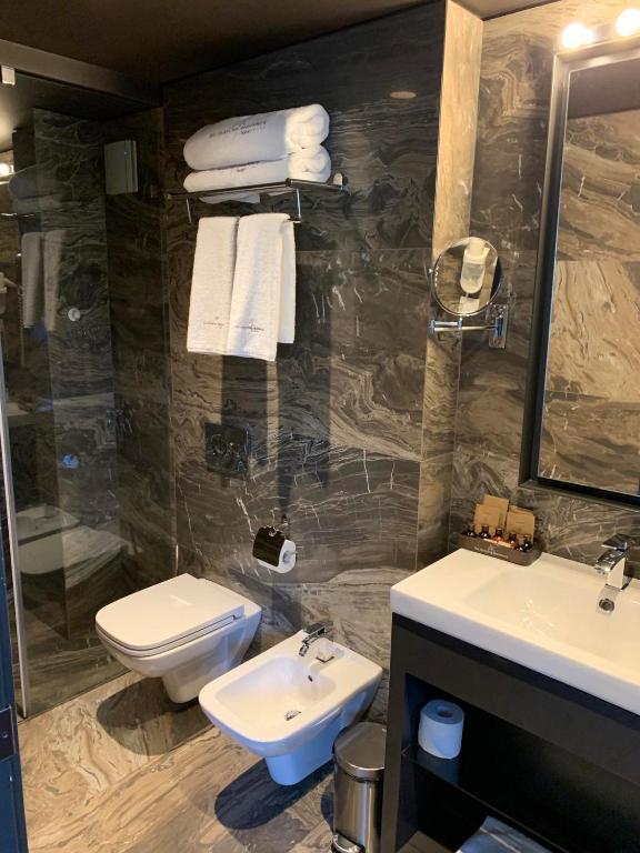 All Seasons Residence Hotel - Free parking photo