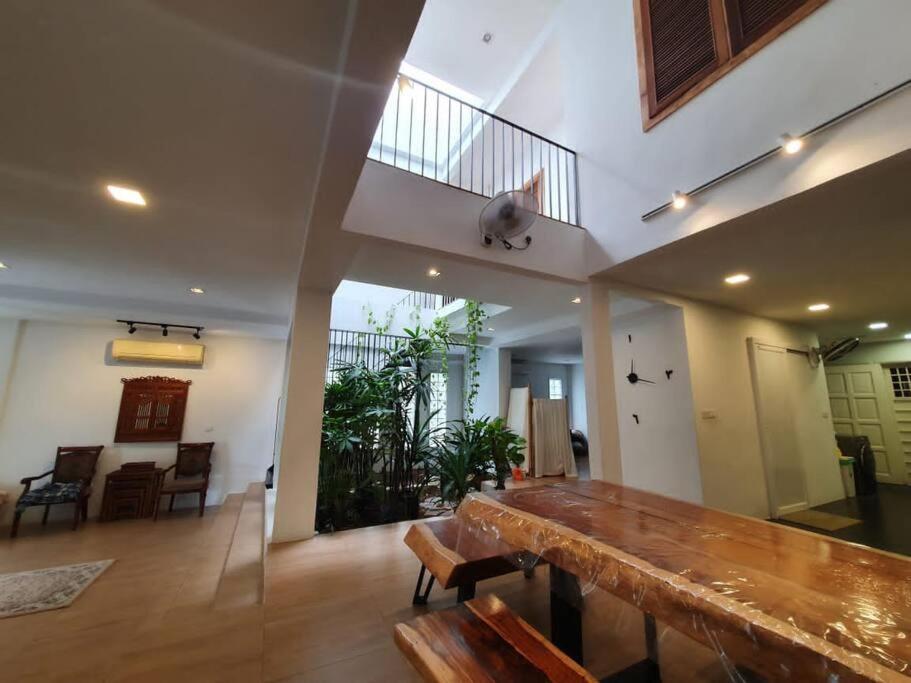 Spacious Home with Indoor Garden — Hotel in Kuala Lumpur