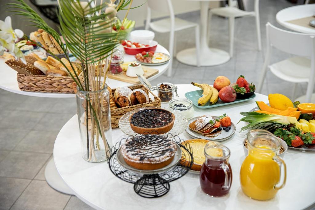 Noah Beach Hotel - 1