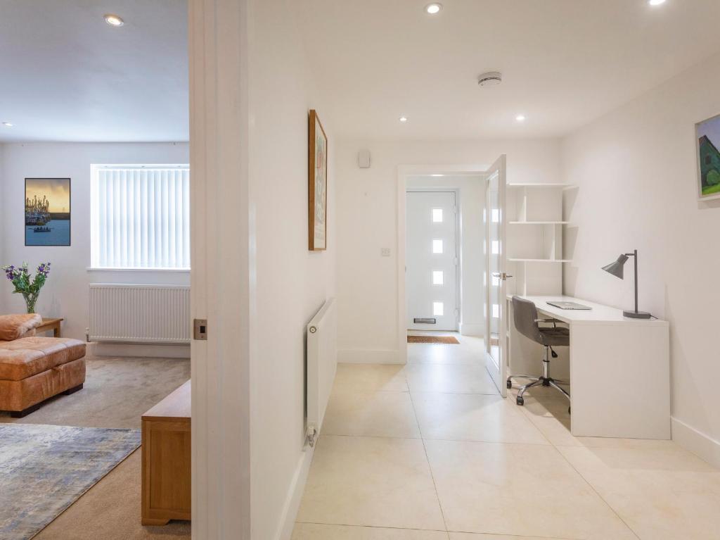 Luxe Detached House with Hot Tub, Penzance photo 7