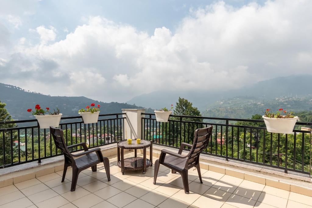The Ultimate Escape l Lake View 4 BR Penthouse by Roamhome photo