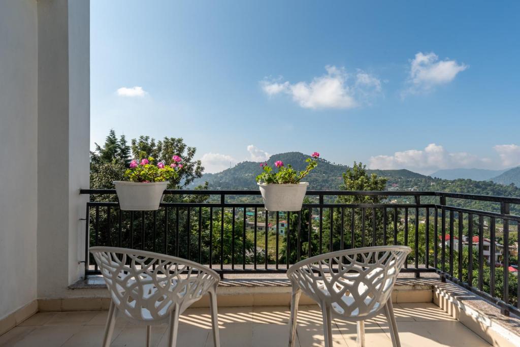 The Ultimate Escape l Lake View 4 BR Penthouse by Roamhome photo