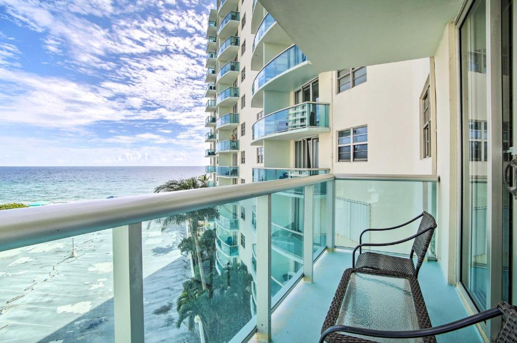 Ocean-View Balcony Beachfront Hollywood Apt!, Hollywood
