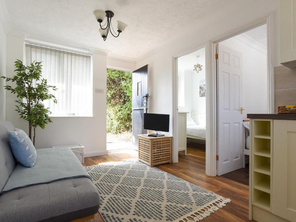 Pass the Keys Cosy 2 Bed House with parking 10 min walk to beach