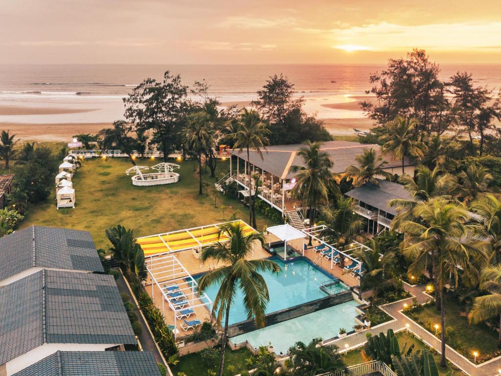 Foxoso LA Beach Resort photo