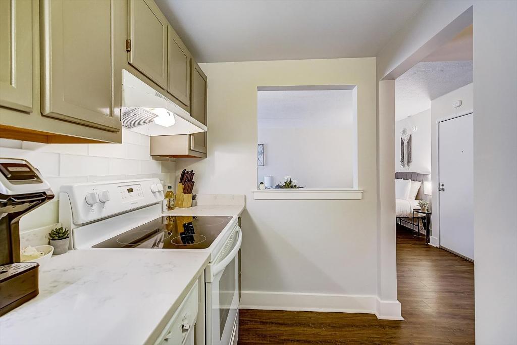 Frontdesk I The Cosmopolitan Apts Philadelphia photo