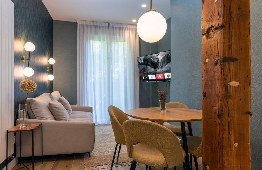 BIG 4 ROOMS in a Centric Home Parking Included - 4