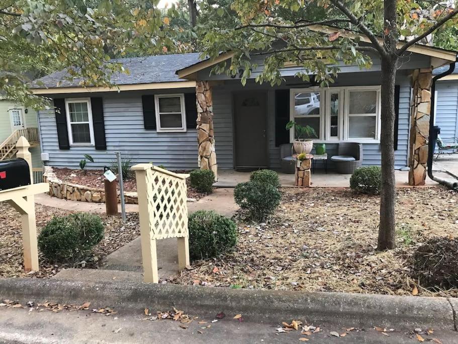 Cheerful three bedroom house with free parking/Mamas House