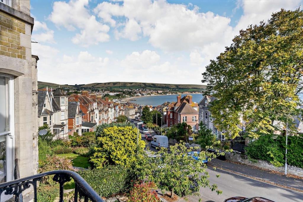 Dizzy Hights Spacious Swanage House Sleeps 10 photo 6