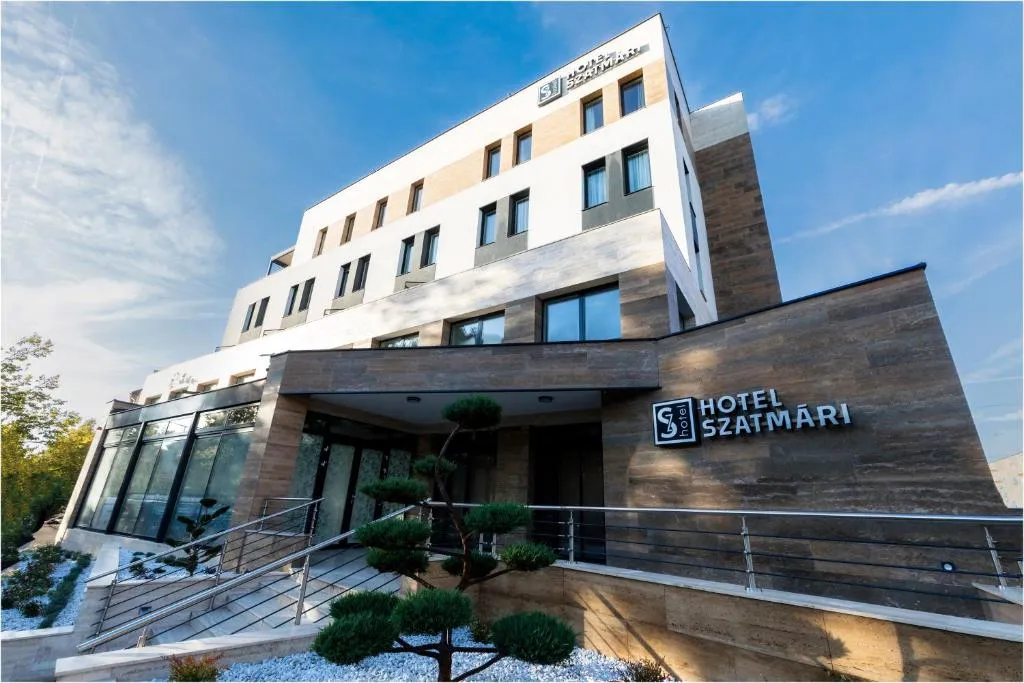 Hotel Szatmári & Étterem Jászberény，位于亚斯贝雷尼的酒店