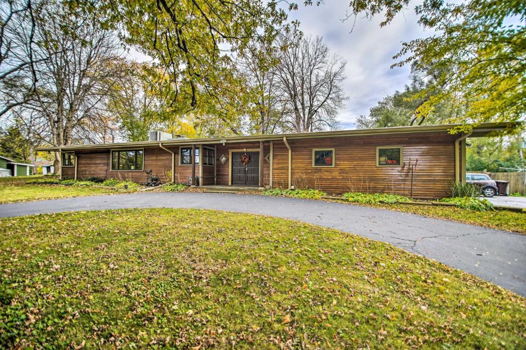 Chic Fox River Grove Home with Great Location!