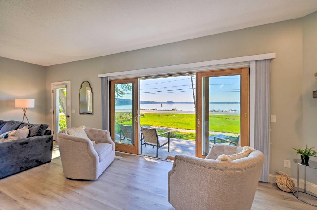 Charming Saratoga Lake Retreat with Dock Access