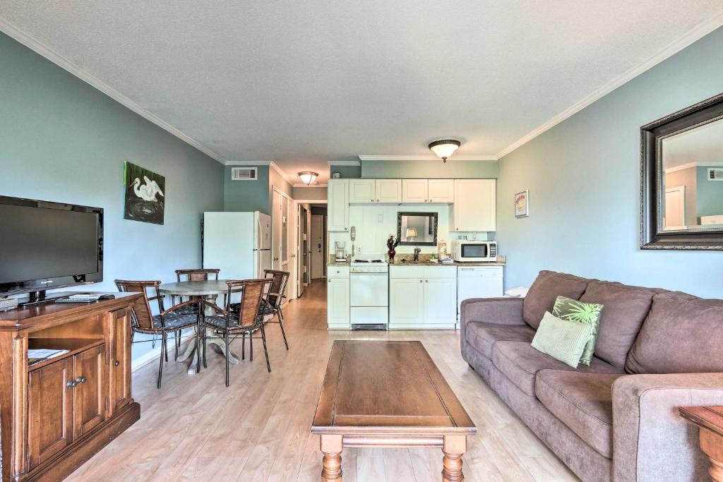 Resort Condo, 4 Min Walk to Folly Field Beach photo