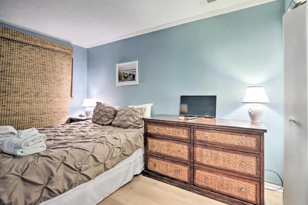 Resort Condo, 4 Min Walk to Folly Field Beach photo