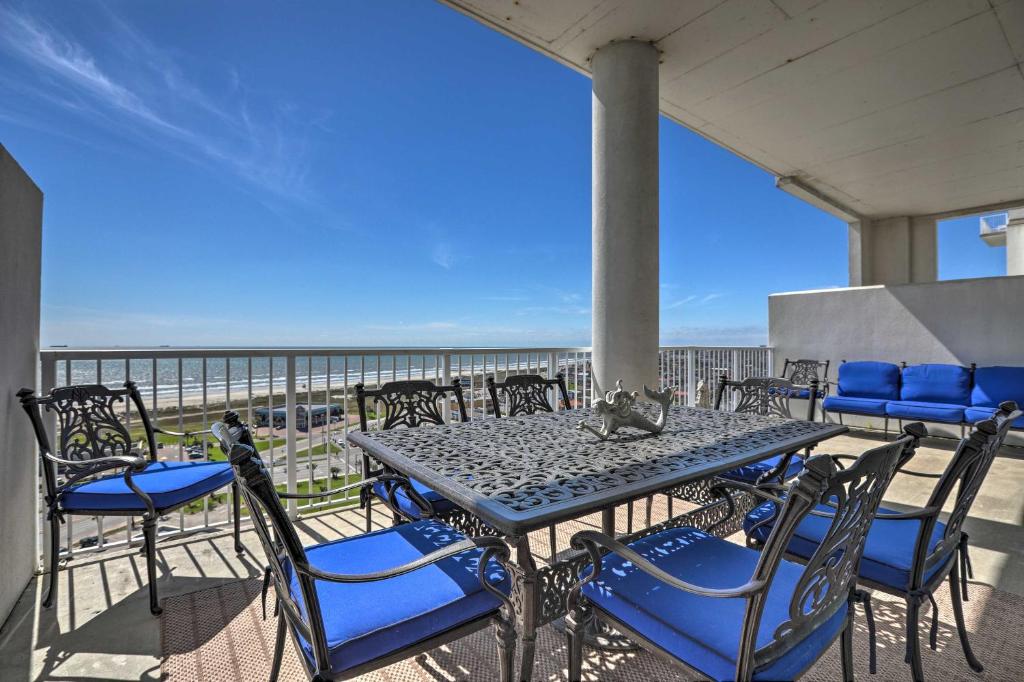 Beachfront Condo with Pool in Galveston!, Galveston