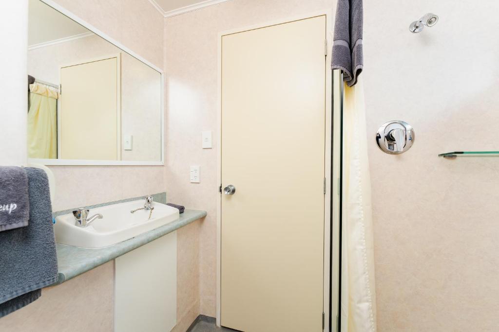 Highway Lodge Motel photo
