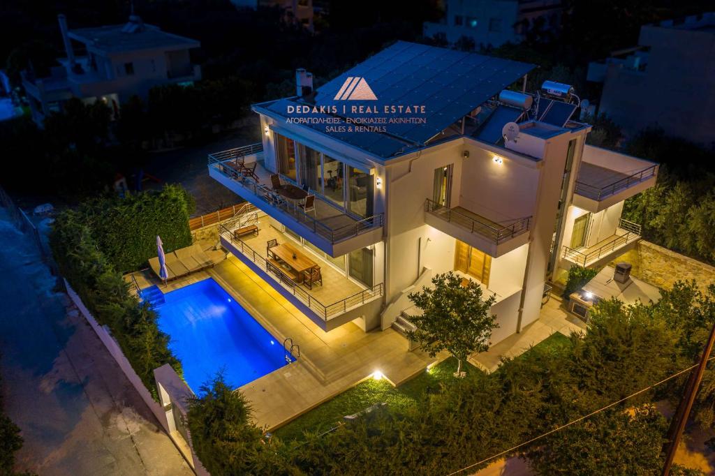 Luxury Villa Loutraki with private heated pool — Hotel in Loutraki