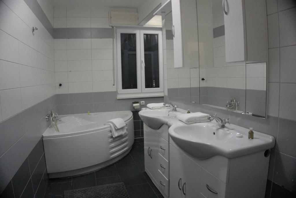 Swan Apartments photo