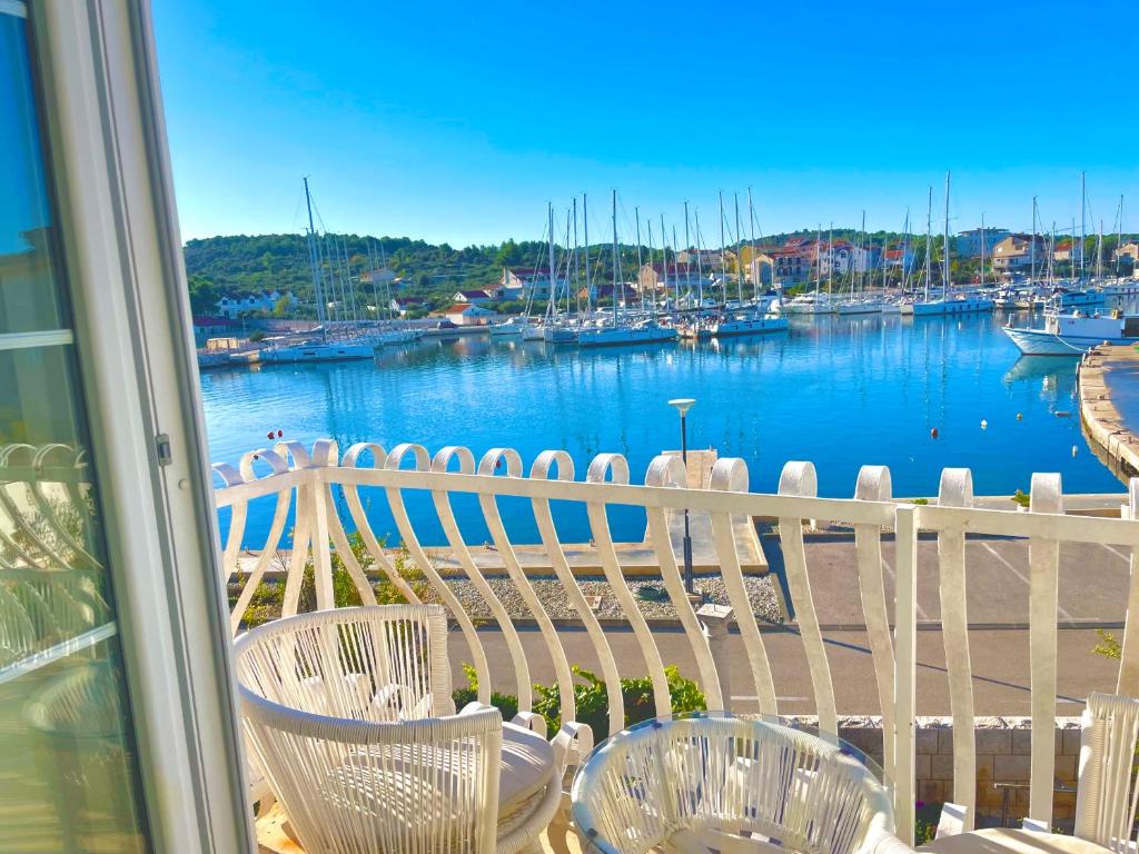 Seafront captain apartment, Jezera