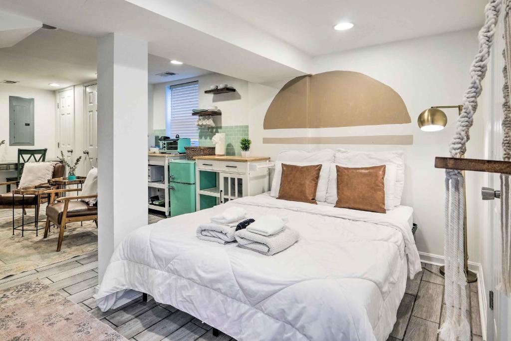Boho-Chic Studio about 6 Mi to National Mall!
