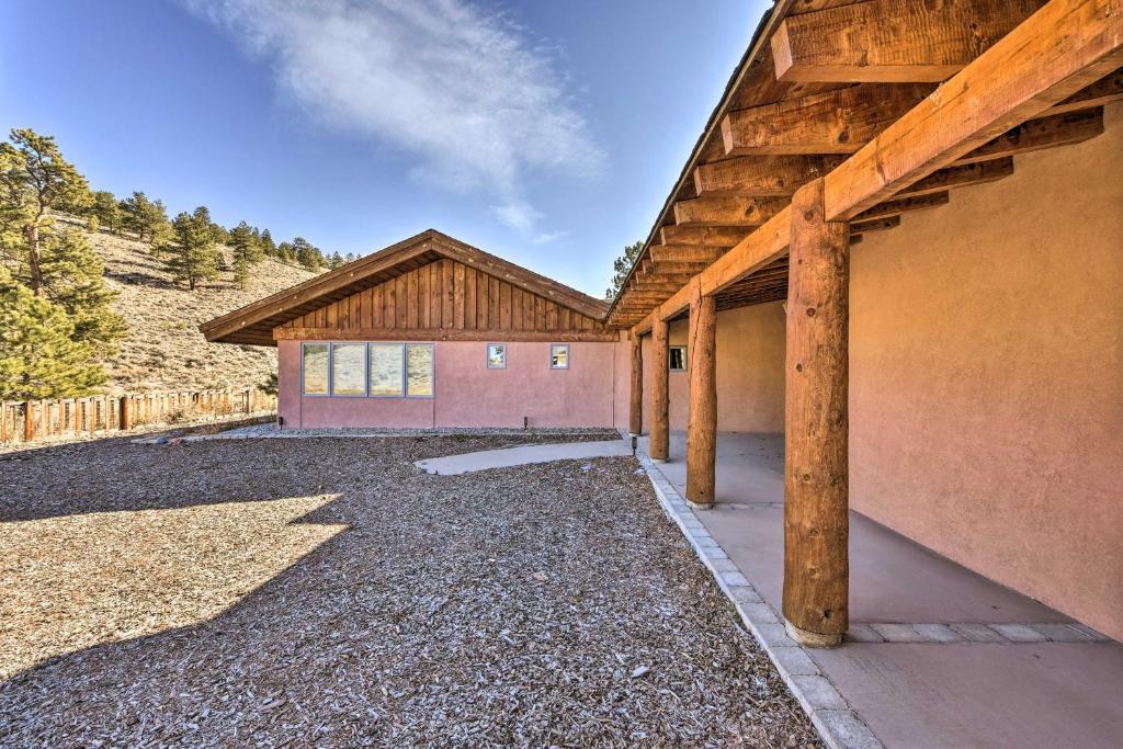 Luxe Twin Lakes House with Mountain and Lake Views 전경