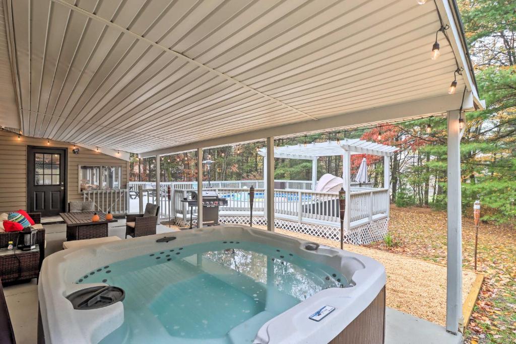 Pocono Home with Hot Tub, Fireplace and Game Room!, Saylorsburg