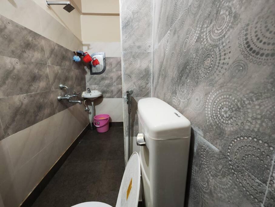 Luxury 2BHK, 10 mins from Acropolis Mall Kasba photo