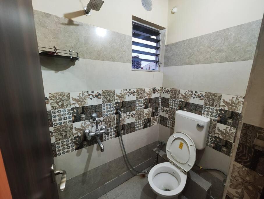 Luxury 2BHK, 10 mins from Acropolis Mall Kasba photo