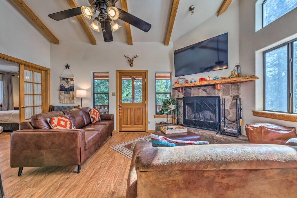 Charming Coppertop Cloudcroft Cabin 3 Mi to Ski photo