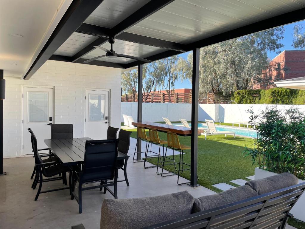 Quiet Modern Estate w/ Guest Home & Heated Pool: Scottsdale photo