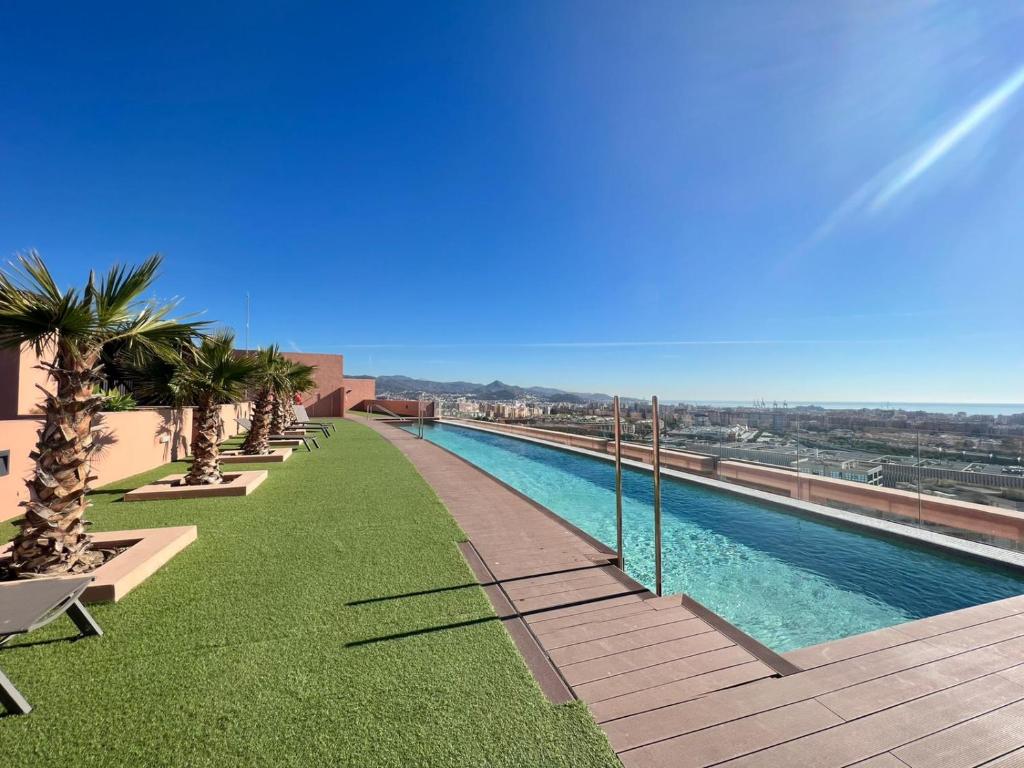 Sky Garden & seasonal pool views by ELE Apartments, Malaga