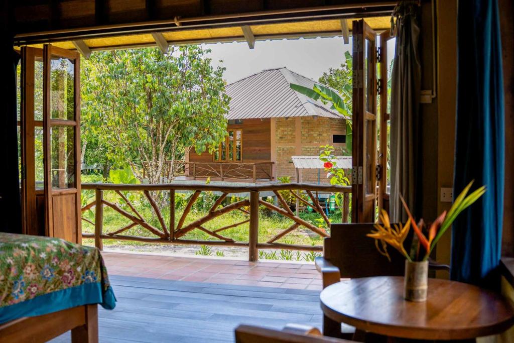 Balcony/terrace, Monkey Mansion - Jungalows & Tours in Khao Sok (Suratthani)