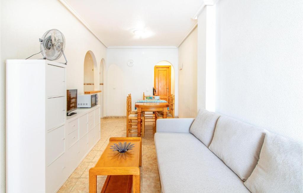 Stunning Apartment In Torrevieja - 3