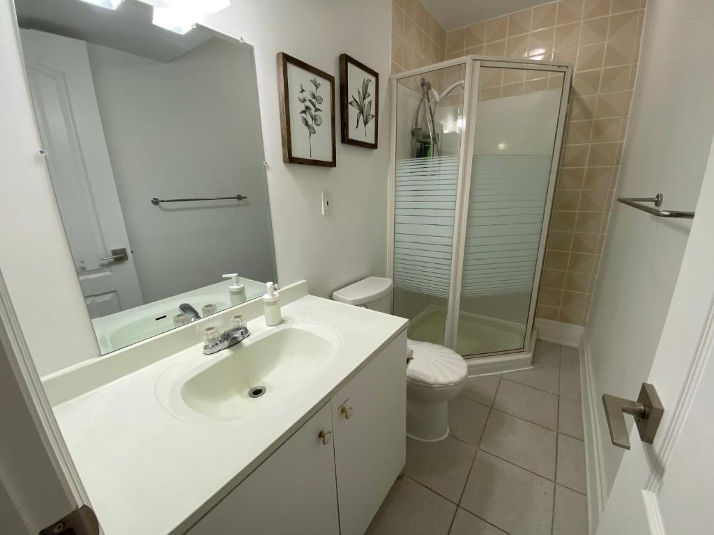 Yorkmills and Bayview !A Spacious and Modern Private Bdr with Shared Bathroom photo