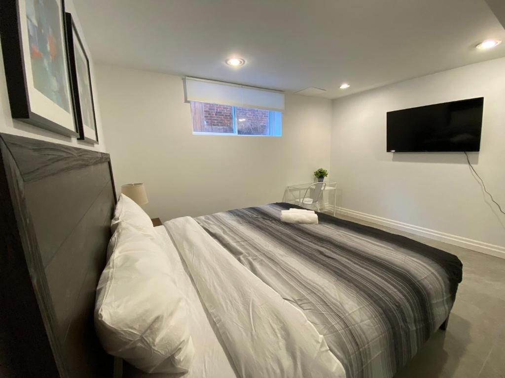 Yorkmills and Bayview !A Spacious and Modern Private Bdr with Shared Bathroom photo