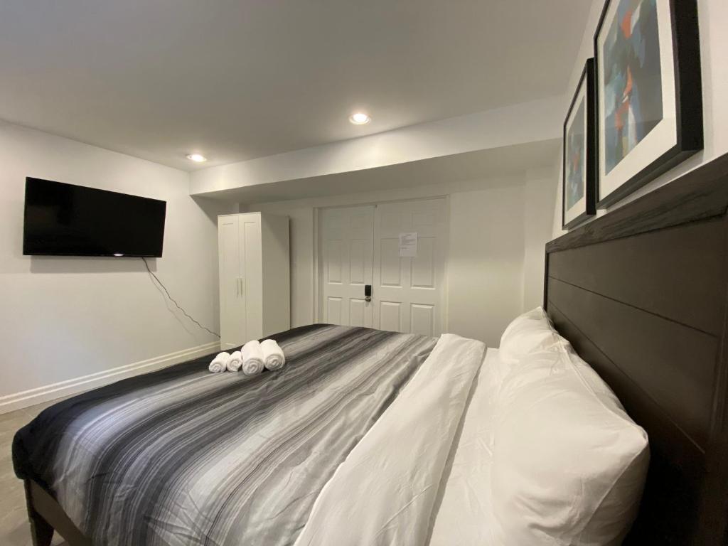 Yorkmills and Bayview !A Spacious and Modern Private Bdr with Shared Bathroom photo