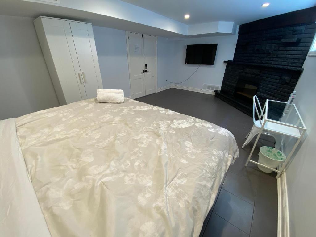 Yonge and Finch Subway !R Spacious & Stylish Prvt Bdr with Shared Bathroom photo
