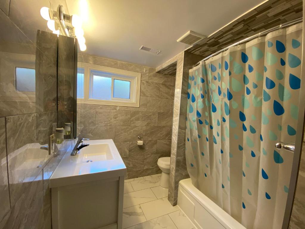 Yonge and Finch Subway !R Spacious & Stylish Prvt Bdr with Shared Bathroom photo