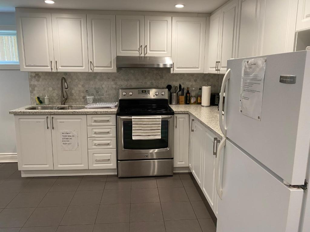 Yonge and Finch Subway !S Spacious and Modern Private Bd with Shared Bathroom photo