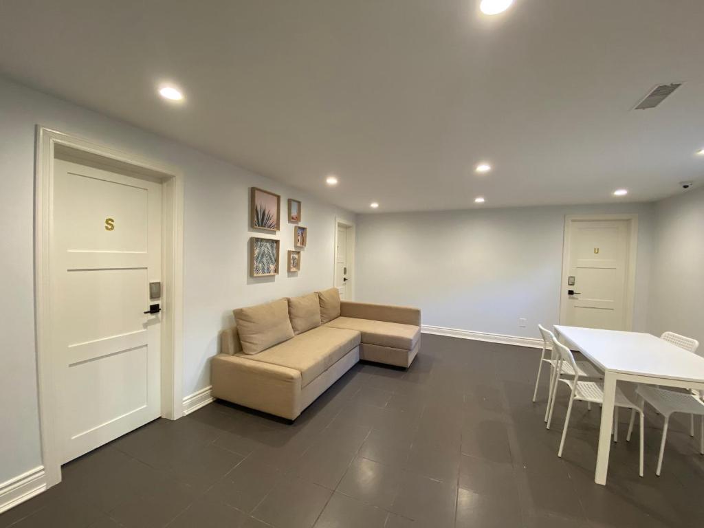 Yonge and Finch Subway !S Spacious and Modern Private Bd with Shared Bathroom photo