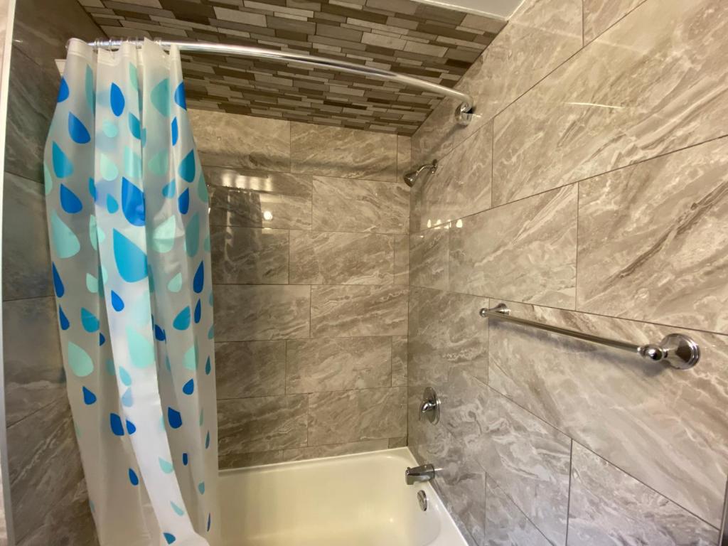 Yonge and Finch Subway !S Spacious and Modern Private Bd with Shared Bathroom photo