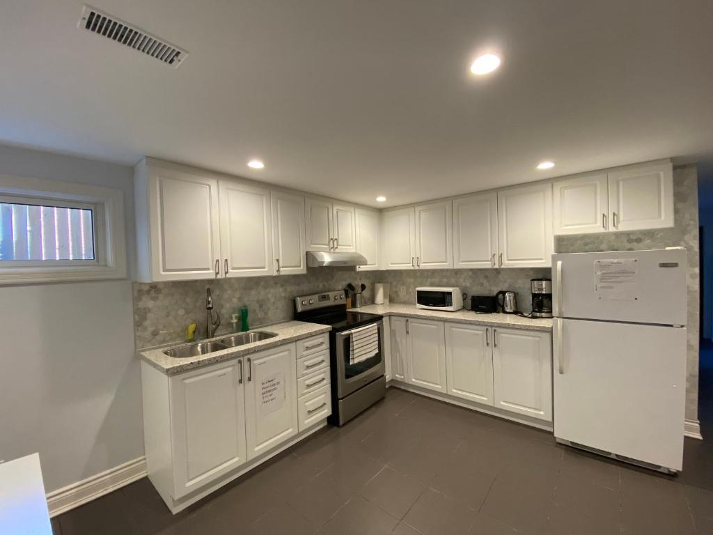 Yonge and Finch Subway !S Spacious and Modern Private Bd with Shared Bathroom photo