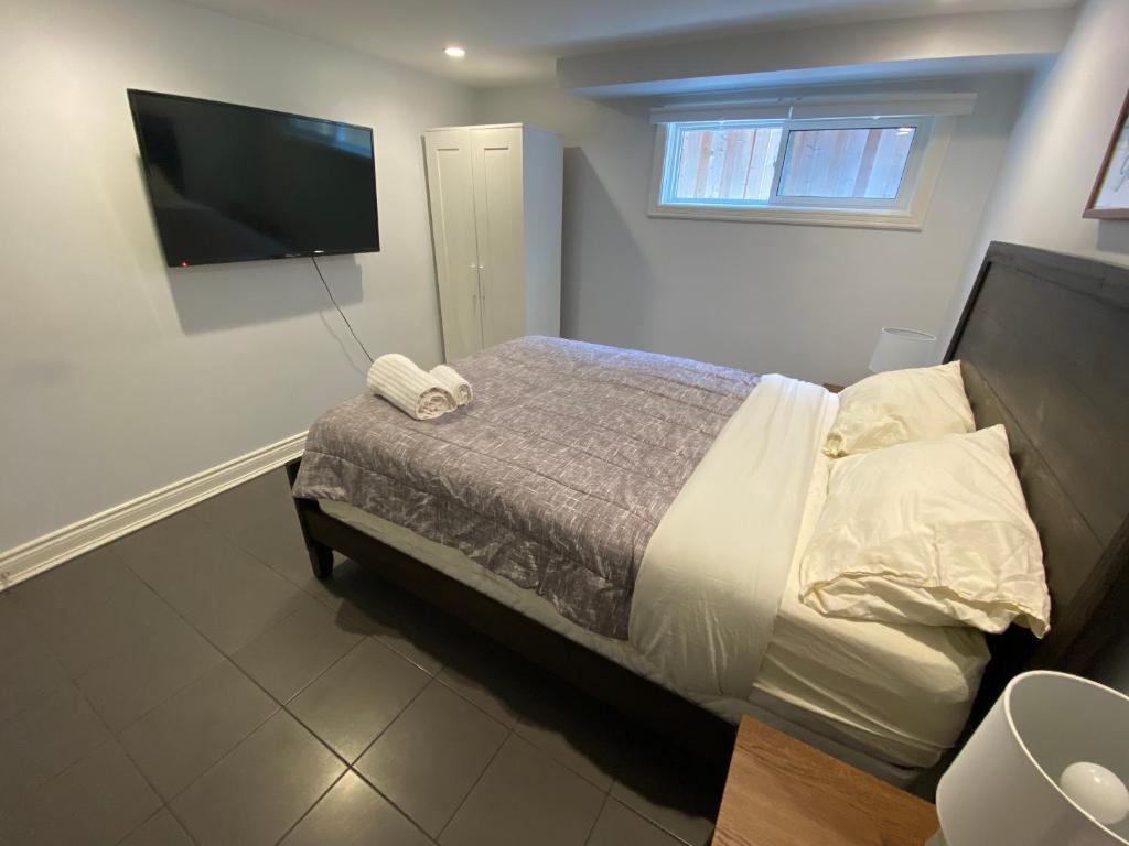 Yonge and Finch Subway !S Spacious and Modern Private Bd with Shared Bathroom photo
