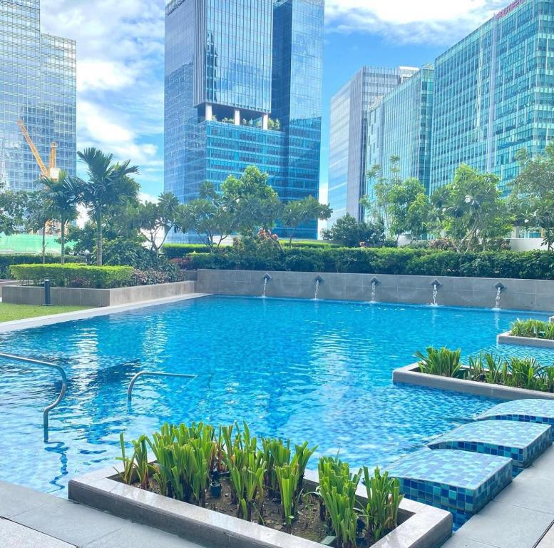 Bright 2-bedroom condo with pool in BGC Uptown photo