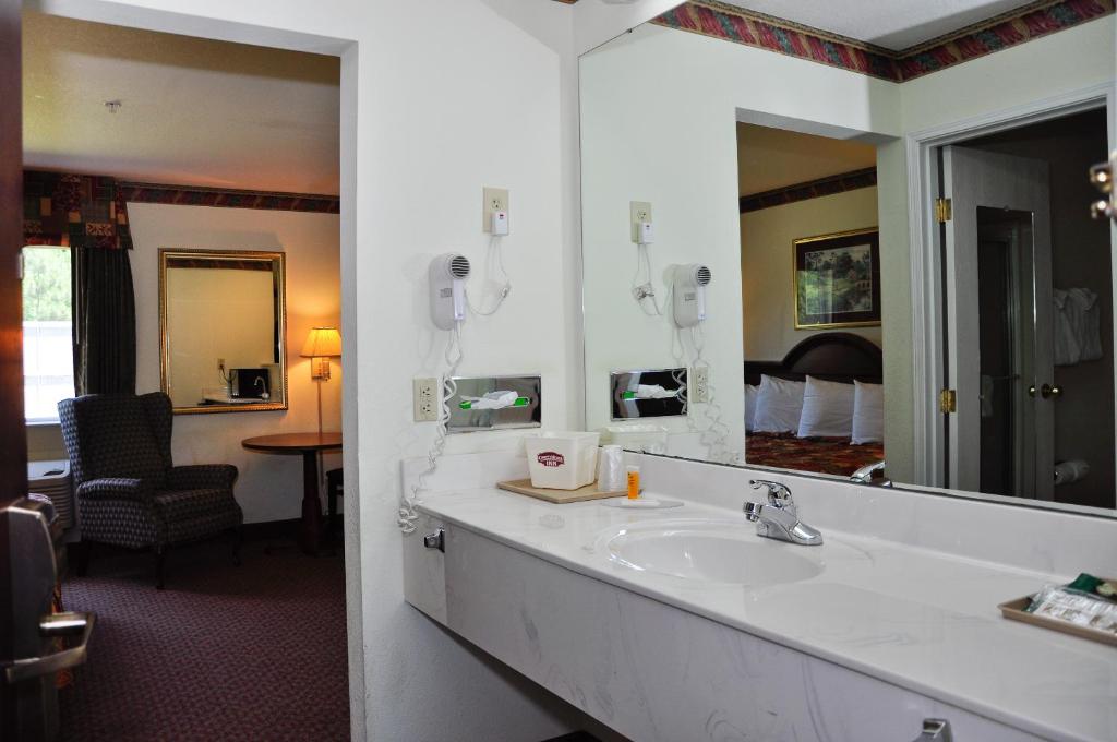 Days Inn & Suites by Wyndham Siler City photo